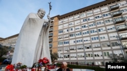 Statua pape Jovana Pavla Drugog ispred bolnice Gemeli u Rimu gde je smešten sadašnji papa Franja, 16. februar 2025.