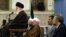 Eýranyň ýokary dini ýolbaşçysy Aýatollah Ali Hameneýi (öňde) we parlamentiň ýolbaşçysy Ali Larijani (yzdan çep tarapda), Eýranyň prezidenti M.Ahmedinejad, Haşemi Rafsanjani we Eýranyň sudunyň ýolbaşçysy Aýatolla Sadeh Larijani, 4-nji mart, 2010-njy ýyl.