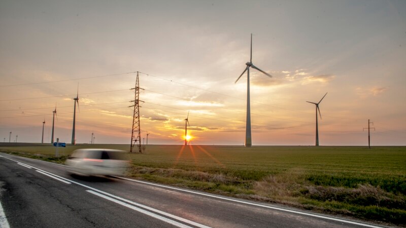 România a atins luni un vârf de consum de energie – e cel mai mare din ultimii patru ani. Noroc că a bătut vântul