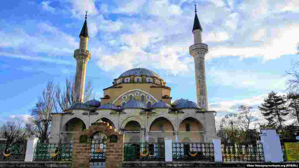 Qırımdaki Camiler qırımtatar halqınıñ tarihınıñ parçasıdır. Resimde Kezlevdeki Cuma-Cami. Bu Qırımdaki ibadet inşaatlardan eñ qadimiylerden biridir&nbsp;