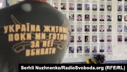 Біля Стіни пам'яті полеглих за Україну у Києві