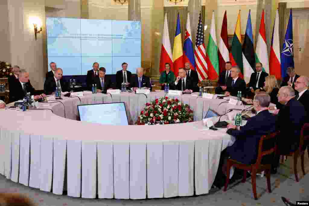 Summitul București 9 de la Varșovia i-a reunit miercuri pe șefii țărilor NATO din Europa de Est alături de președintele SUA, Joe Biden, și șeful Alianței Nord-Atlantice, Jens Stoltenberg.