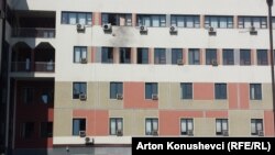 В парламент Косово бросили взрывное устройство
