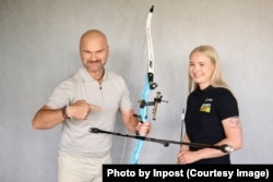 Карына Казлоўская з Рафалам Бжоскам, заснавальнікам польскай кампаніі Inpost