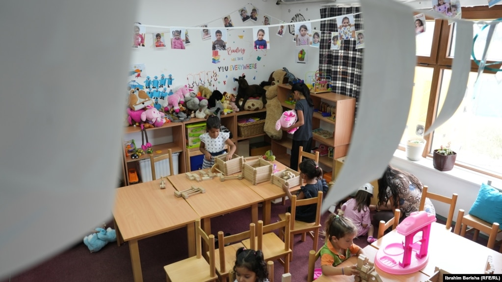 Kjo qendër ka kapacitet për regjistrimin të deri në 60 fëmijëve.