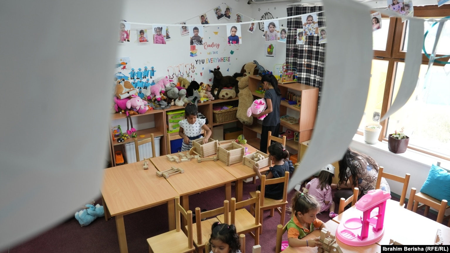 Kjo qendër ka kapacitet për regjistrimin të deri në 60 fëmijëve.