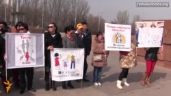 Світ у відео: У Киргизстані правозахисники мітингували за кращий захист прав дітей