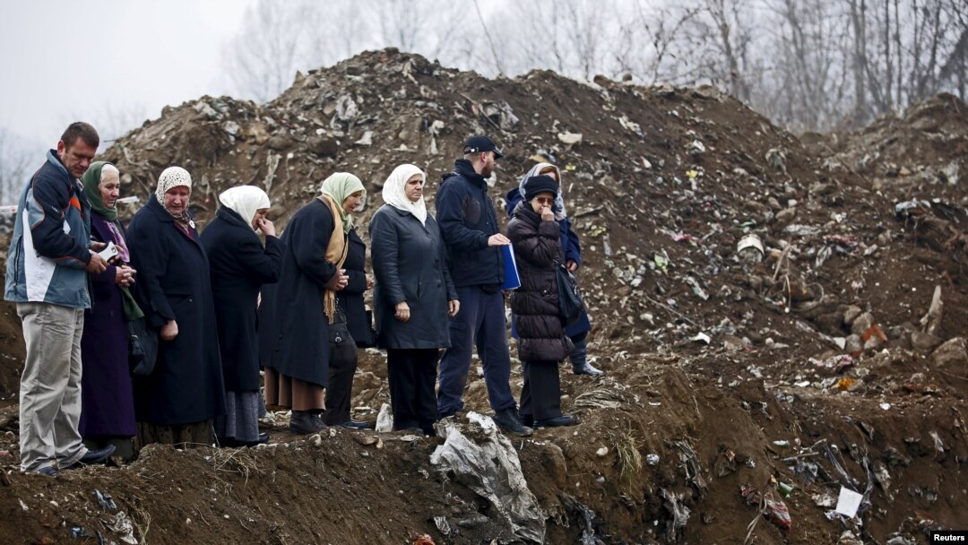 Žene iz Srebrenice pored masovne grobnice u selu Kozluk kod Zvornika