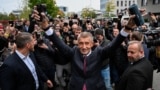 Babiš örül. Pártja a szavazatok 35 százalékát szerezte meg a választáson, ami több, mint amennyit az előzetes mérések jeleztek, de még mindig kevés a többséghez, ezért az ANO-nak koalíciós partnerre lesz szüksége a kormányalakításhoz
