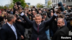 Прем'єр-міністр Чехії Андрей Бабіш реагує на попередні результати парламентських виборів, на яких його партія ANO перемогла в жовтні 2025 року