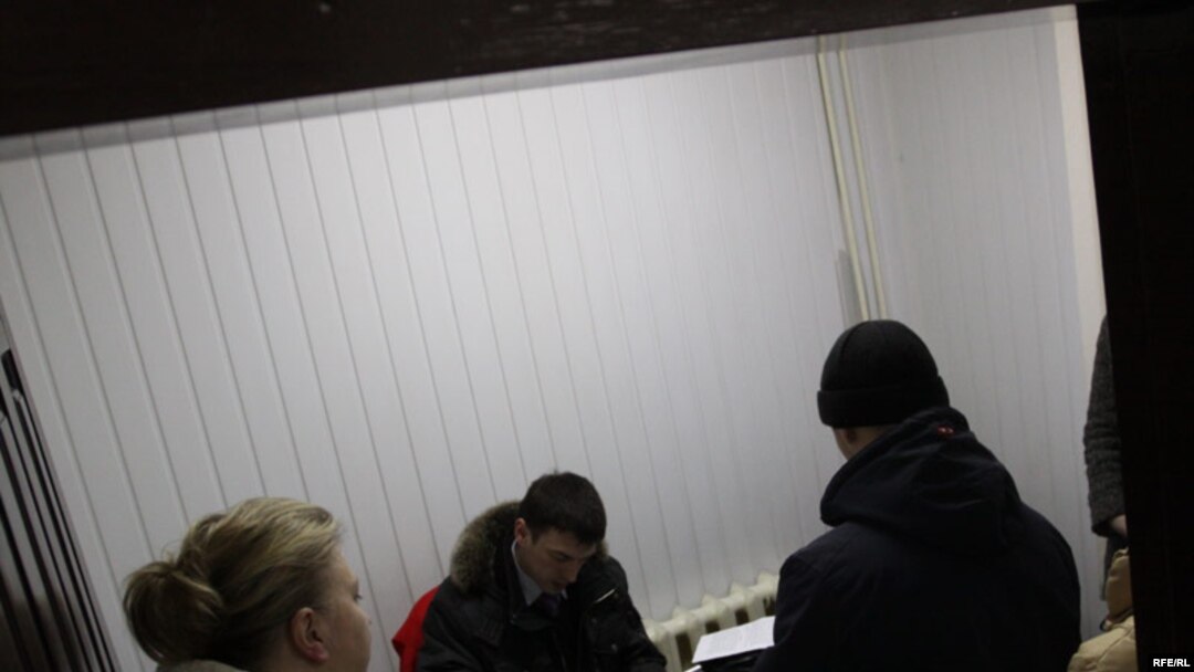 Сьвятлана Калінкіна назірае за ператрусам у сваёй рэдакцыі. <a href=http://www.svaboda.org/content/article/1985387.html target=_blank>ФОТАРЭПАРТАЖ</a>