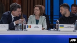 Președintele României, Nicușor Dan (stânga), președinta Republicii Moldova, Maia Sandu (centru), și președintele Ucrainei, Volodimir Zelenski (dreapta), vorbesc în timpul unei întâlniri a summitului Ucraina-Europa de Sud-Est de la Odesa, pe 11 iunie 2025.