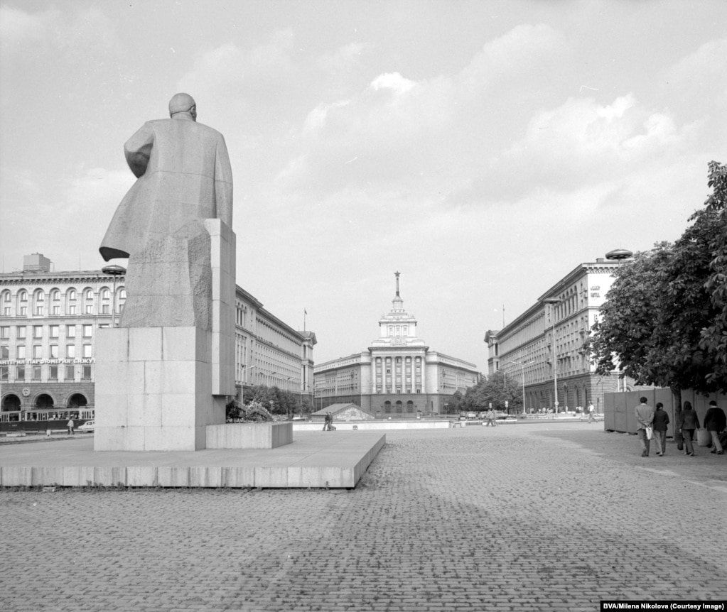 Statuja e Vladimir Leninit ka pamje nga ish Shtëpia e Partisë e BKP, tani ndërtesa e Asamblesë Kombëtare të Bullgarisë (në mes të djathtë). Pamja është e vitit 1976. Monumenti është hequr në vitin 1991 dhe sot është ekspozuar në Muzeun e Artit Socialist në Sofje.