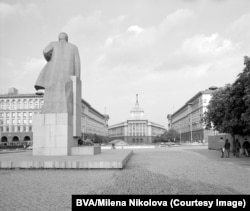 O statuie a lui Lenin privind spre Adunarea Națională a Bulgariei (centru dreapta) în centrul Sofiei în 1976. Statuia a fost înlăturată în 1991.