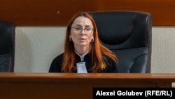 Judecătoarea Arina Ialanji examina dosarul fostului șef al direcției juridice din Parlament, Ion Creangă, judecat pentru trădare de patrie.