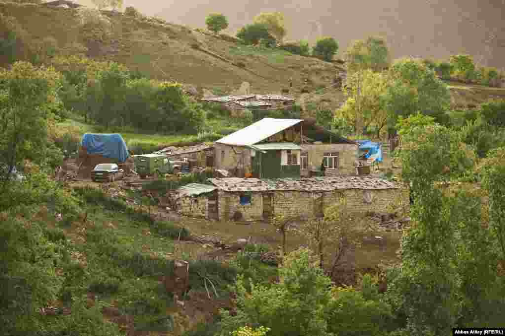 Bir zamanlar yerli ermənilərin yaşadığı bu evlər müharibə zamanı dağılsa da indi yavaş-yavaş bərpa edilməkdədir. Bu evlərin bir çoxu köçəri fermerlərin yay sığınacağıdır.