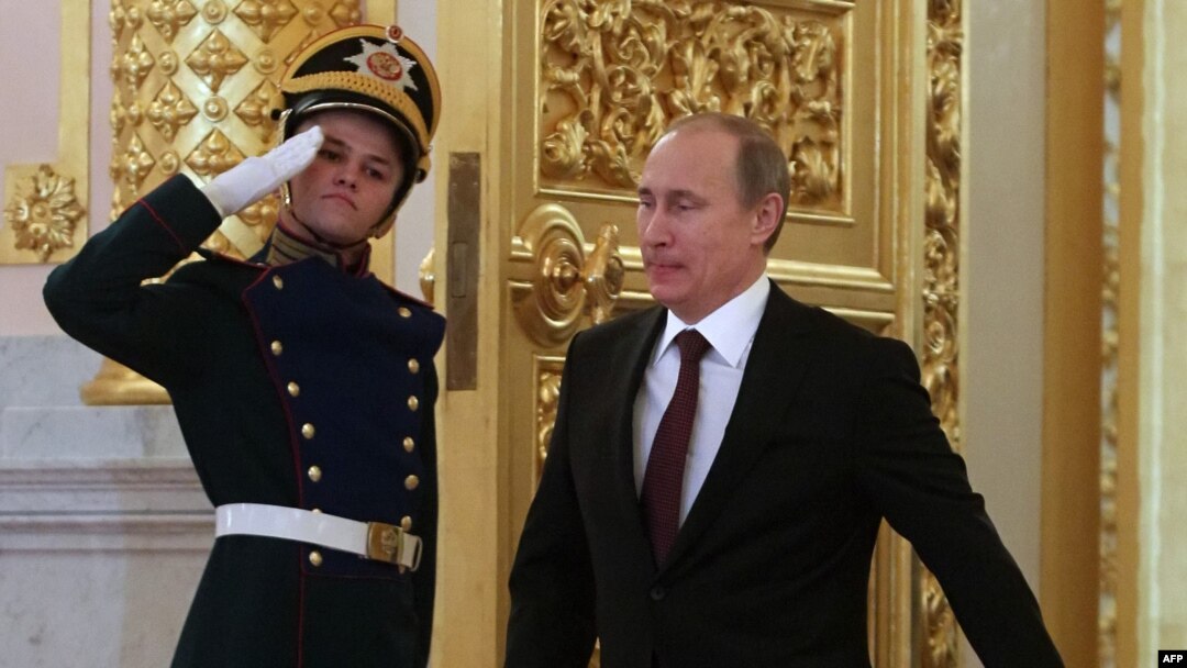 Владимир Путин влегува во Кремљ.