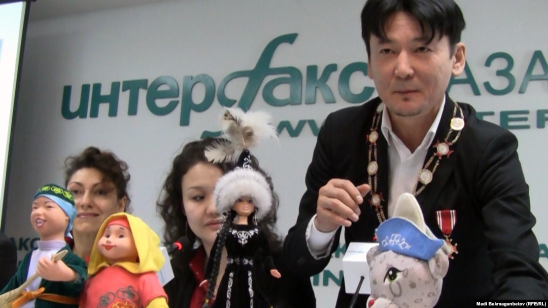 Порно қонақтарды жалаңаш қарсы алады