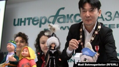 Қыз өзінің жалаңаш екенін байқамай қалды.