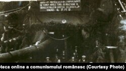 1955 - Se sărbătorește terminarea străpungerii tunelului de la şantierul hidrocentralei „Lenin” de la Bicaz. Fototeca online a comunismului românesc; cota:199/1955