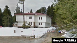 Хижа "Петрохан", която на 2 февруари беше открита полуопожарена, а края нея бяха открити телата на трима мъртви мъже.