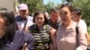 Канышай Мамыркулова (ортодо) жакындарынын коштоосунда соттон чыгып баратат. Бишкек. 3-июль, 2025-жыл.