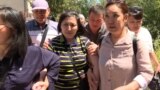Канышай Мамыркулова (ортодо) жакындарынын коштоосунда соттон чыгып баратат. Бишкек. 3-июль, 2025-жыл.