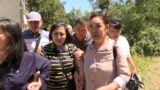 Канышай Мамыркулова жакындарынын коштоосунда соттон чыккан учур. Бишкек. 3-июль, 2025-жыл. 