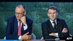 Канцлер Німеччини Фрідріх Мерц (зліва) погодився з аналогічною позицією, висловленою минулого тижня президентом Франції Емманюелем Макроном, що умови для відновлення членства Росії відсутні