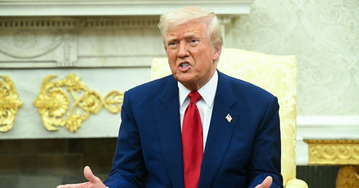 Трамп висловив невдоволення тим, що Росія «божевільно бомбить» Україну Трамп висловив невдоволення тим, що Росія «божевільно бомбить» Україну