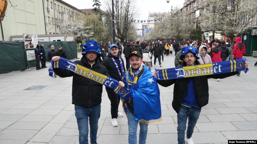 Kosova nuk ka qenë kurrë më afër kualifikimit në një garë të madhe në historinë e vet, dhe fitorja kundër Sllovakisë në gjysmëfinale të plajofit, javën e kaluar, e ka bërë vendin të besojë se ëndrra e Botërorit në Shtetet e Bashkuara, Kanada dhe Meksikë, është e arritshme.
