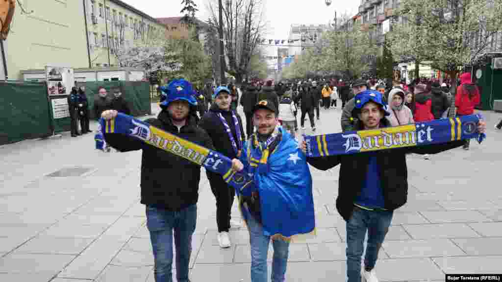 Kosova nuk ka qenë kurrë më afër kualifikimit në një garë të madhe në historinë e vet, dhe fitorja kundër Sllovakisë në gjysmëfinale të plajofit, javën e kaluar, e ka bërë vendin të besojë se ëndrra e Botërorit në Shtetet e Bashkuara, Kanada dhe Meksikë, është e arritshme.