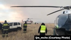 Төтенше жағдайлар министрлігі қызметкерлері даладағы өрт аймағында жүр (ТЖМ жариялаған фото)