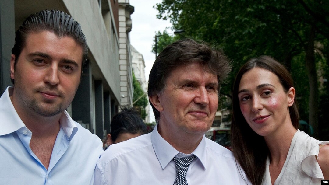 Ejup Ganić sa sinom Emirom i kćerkom Eminom nakon izlaska iz sudnice u Londonu 27. jula 2010. godine