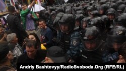 «Беркут» застосував сльозогінний газ проти мітингувальників