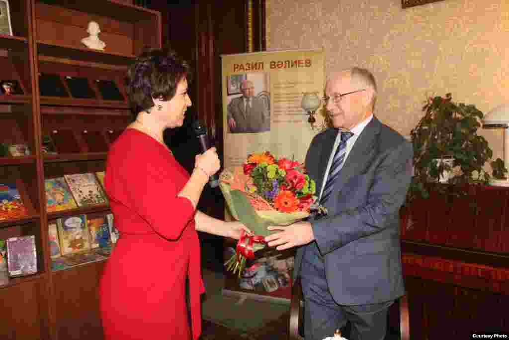 Татарстан милли китапханәсендә Разил Вәлиевне котлыйлар