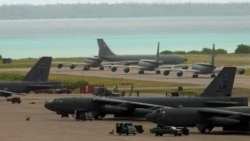 Бомбардировщики B-52H Stratofortress и самолеты-заправщики KC-135 ВВС США на взлетной полосе военно-морской базы Диего-Гарсия на архипелаге Чагос. Март 2003 года