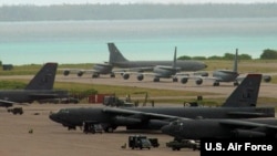 Бомбардировщики B-52H Stratofortress и самолеты-заправщики KC-135 ВВС США на взлетной полосе военно-морской базы Диего-Гарсия на архипелаге Чагос. Март 2003 года