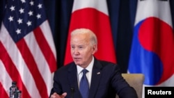 Presidenti i Shteteve të Bashkuara, Joe Biden, gjatë takimi trepalësh me presidentin e Koresë së Jugut, Yoon Suk Yeol, dhe kryeministrin e Japonisë, Shigeru Ishiba, në Peru, 15 nëntor.