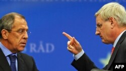 Swedish Foreign Minister Carl Bildt (right) with his Russian counterpart Sergei Lavrov at a press conference in Brussels in 2009. 