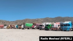 د شمالي وزیرستان او خوست ترمینځ د غلام خان لارې بندېدو له وجې پر بندر ګڼې لارۍ ولاړې دي - انځور له ارشیفه. 