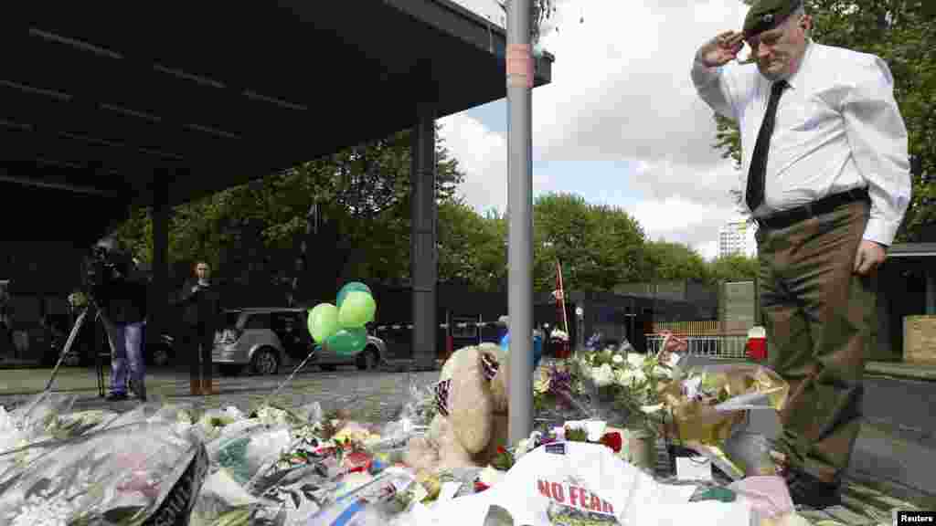 Cvijeće i svijeće na mjestu zločina, London, 23. maj 2013. Foto: REUTERS / Stefan Wermuth 