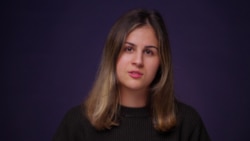 Кадър от видеоклип от кампанията „Дигитални белези“ на фондация „Окрилена“. В него актриса пресъздава историята на Биляна, чийто бивш партньор е разпространил интимните ѝ снимки онлайн.