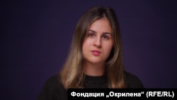 Кадър от видеоклип от кампанията „Дигитални белези“ на фондация „Окрилена“. В него актриса пресъздава историята на Биляна, чийто бивш партньор е разпространил интимните ѝ снимки онлайн.