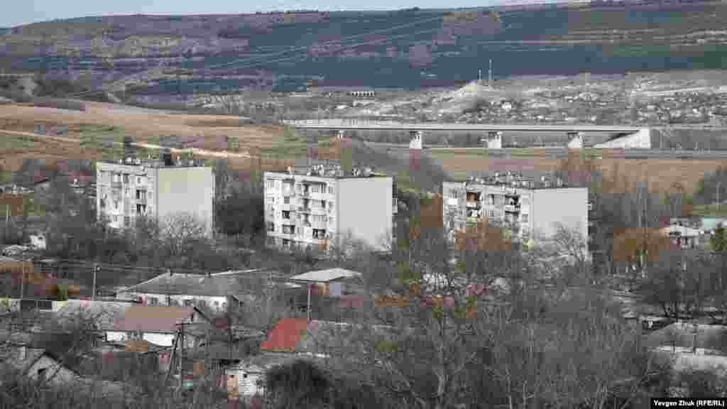 Sovetler vaqtında sovhoz bir qaç beş qatlı binanı qurdı. Uzaqta &laquo;Tavrida&raquo; yolu körüne 