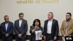 Predstavnici organizacij poslodavaca i sidnikata, te ministrica finansija Temenužka Petkova na konferenciji za novinare 5. decembra 2025.