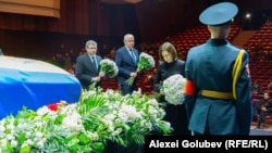 Spicherul Igor Grosu, premierul Alexandru Munteanu și președinta Maia Sandu, la ceremonia funerară de la Palatul Național