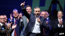 Liderul regional AfD, Ulrich Siegmund, și susținătorii săi sărbătoresc victoria în alegerile din landul Saxonia-Anhalt, la Magdeburg, pe 6 septembrie 2026
