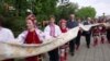 Найдовший рушник Полтавщини пронесли містом (відео)