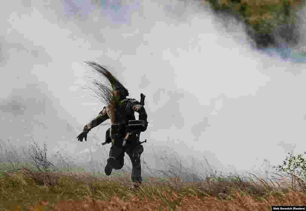 Ukrainian servicemen take part in the Rapid Trident 2017 joint NATO military drills at the International Peacekeeping Security Center near the village of Starychy on September 15. (Reuters/Gleb Garanich)